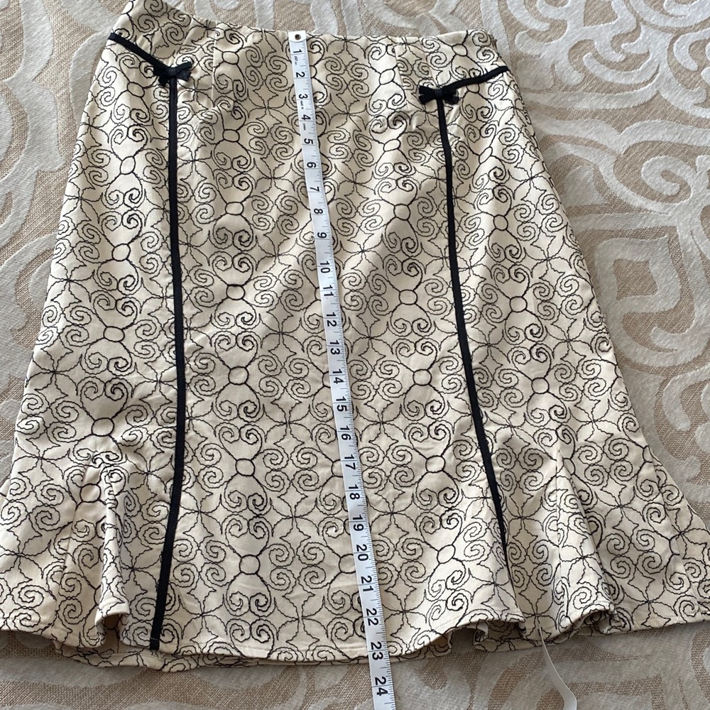 “Harold’s Embroidered Flounce Skirt Size 4 Cream Black A-Line Feminine Classic” - Picture 6 of 12